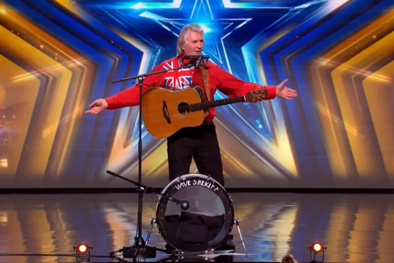 76 YEARS OLD… But What He Did on Stage Left Simon Singing Along!!